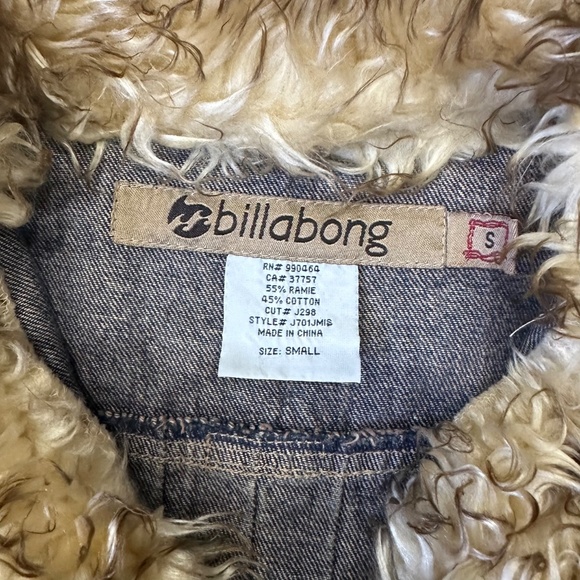 Billabong Faux Fur trimmed Denim Jacket with belt. - Picture 4 of 4